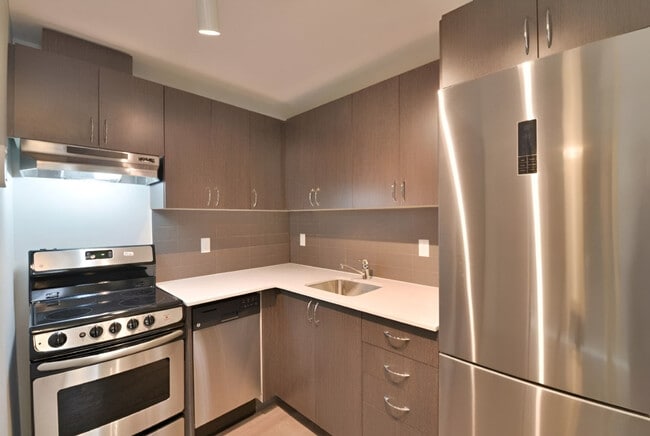 Building Photo - 169 Lisgar St