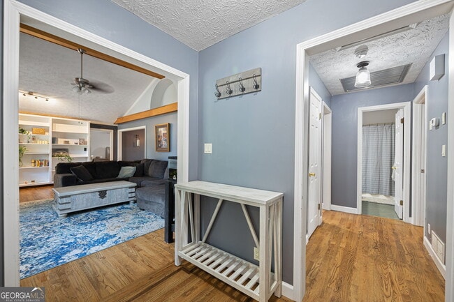 Foto del edificio - 2076 Lake Ridge Terrace