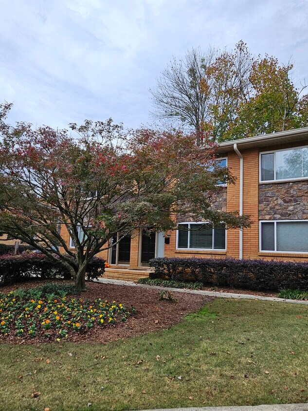Primary Photo - 120 Biscayne Dr NW