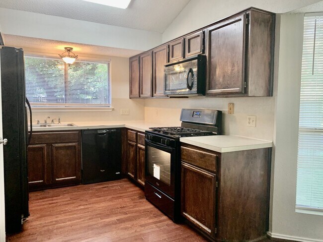 Building Photo - 3 bedroom Home - Large fenced yard - Shade...
