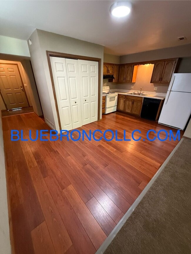 Building Photo - 3-Bedroom Townhome in Lee’s Summit for a g...