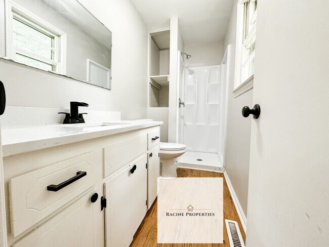 Building Photo - Charming Home in Laurens