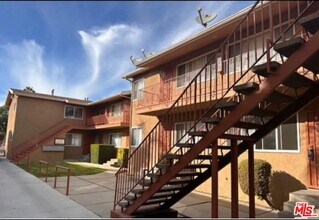Building Photo - 6208 S Victoria Ave