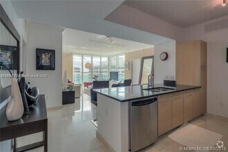 Building Photo - 950 Brickell Bay Dr
