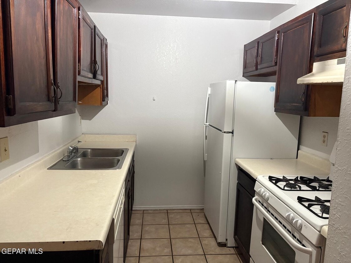 Building Photo - 10957 Delafield Dr