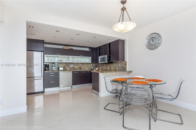 Foto del edificio - 19380 Collins Ave