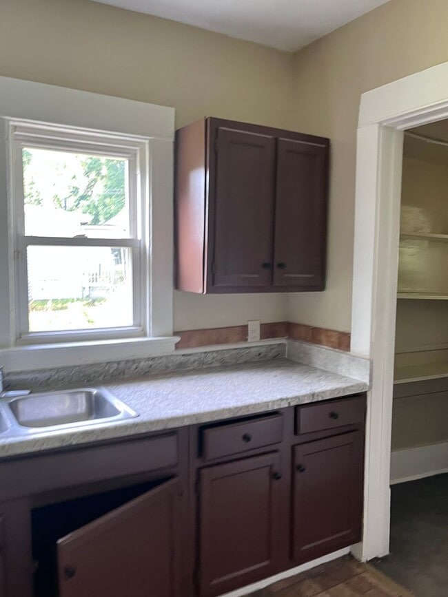 Building Photo - Charming Colonial in the Heart of Akron!