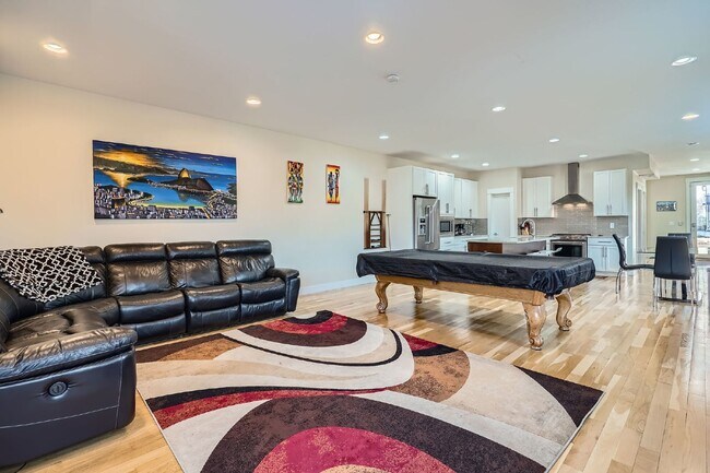 Foto del edificio - Available July! Spacious 3-Bedroom Townhouse with 3.5 Baths in Vibrant Sloans Lake!