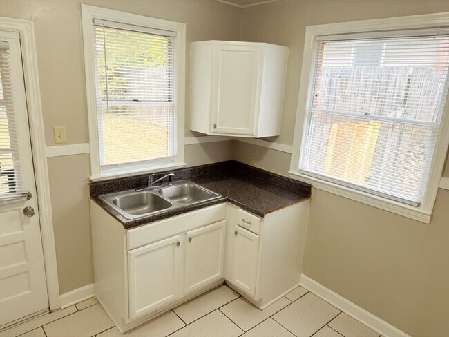 Foto del edificio - Charming Memphis Home with Spacious Yard – Move-In Special!