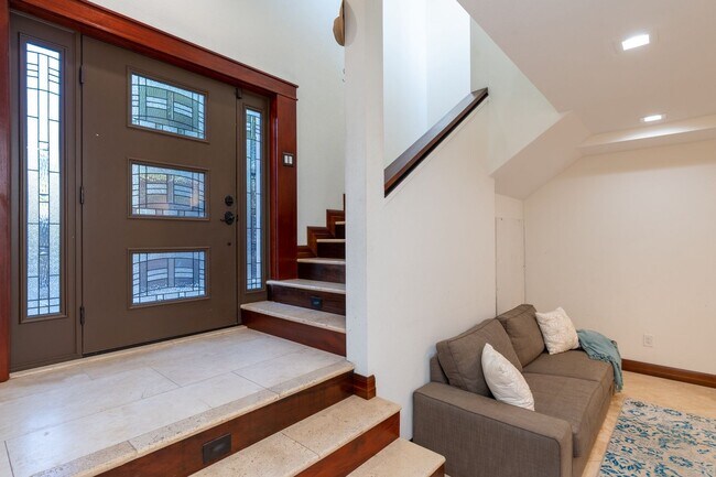 Foto del edificio - Wailupe Seaside Haven: Beachfront Luxury Home w/ Infinity Pool & City Proximity