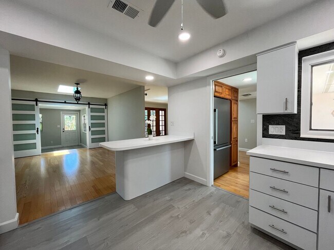 Building Photo - Beautiful beachside home!