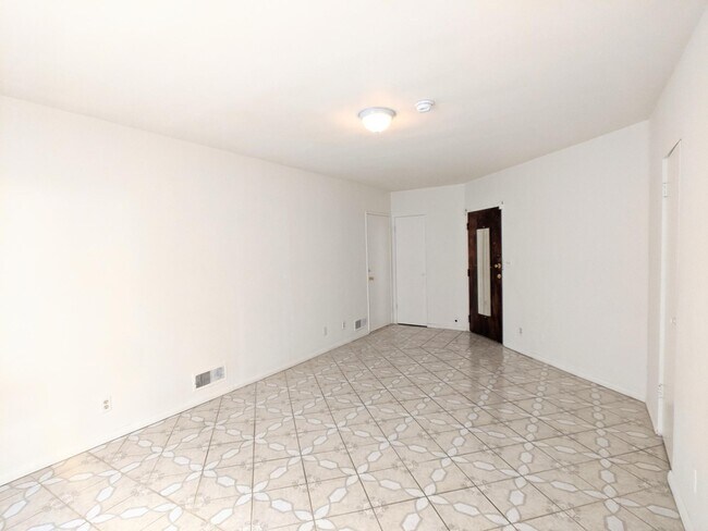 Building Photo - 3247 S Sherbourne Dr