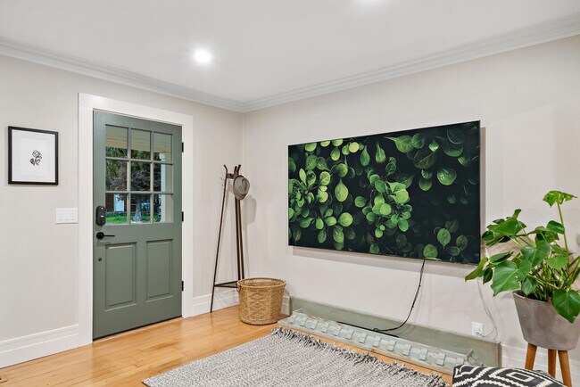 Foto del edificio - Furnished Downtown Bungalow!