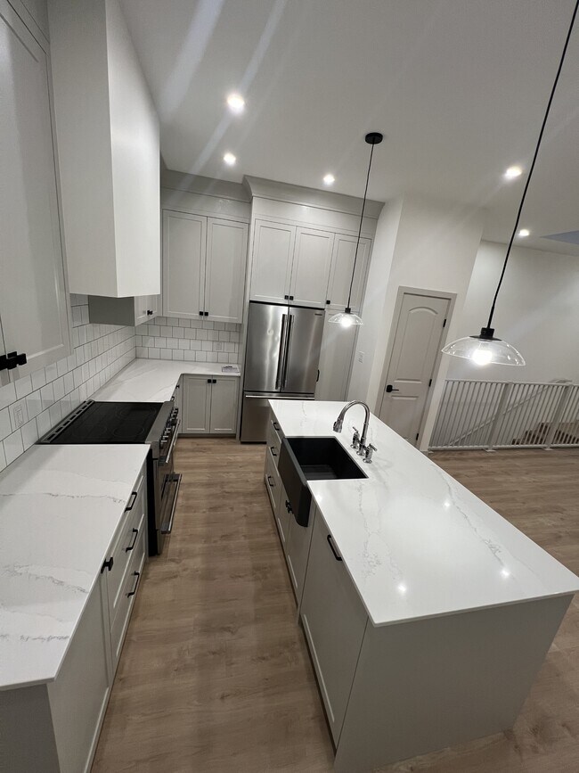 Photo du bâtiment - 7925 E Saanich Rd