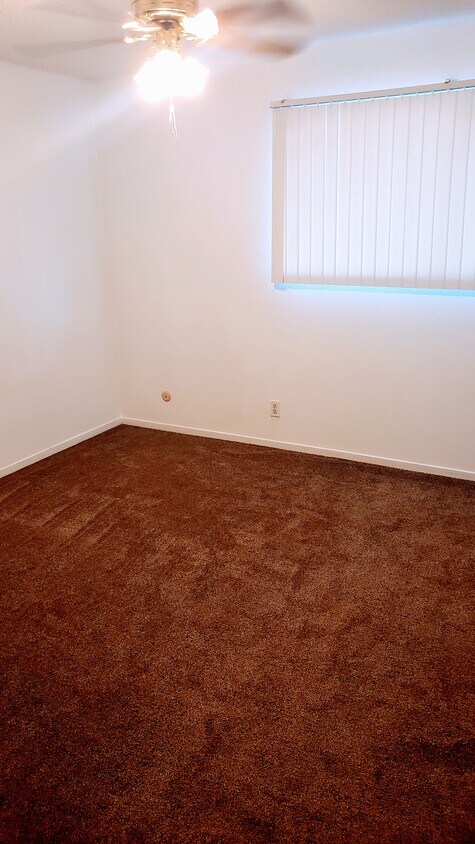 Primary Photo - 395 W Holland Ave