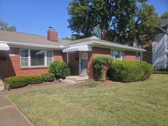 Photo - 2502 Woodlawn Dr Apartment