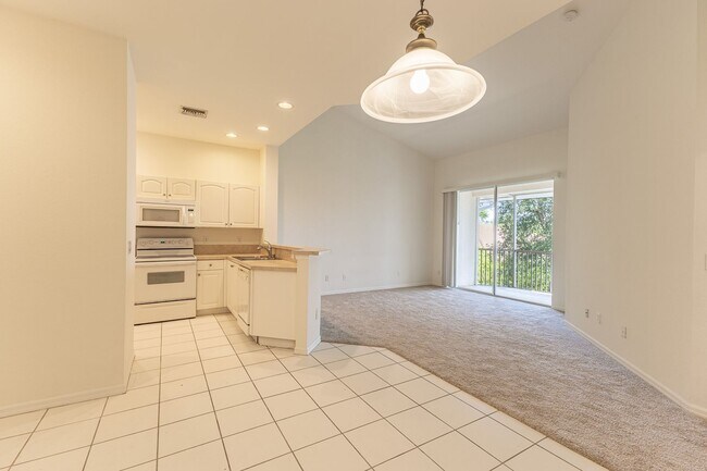 Foto del edificio - Spacious 3/2  in gated community off Colonial Blvd