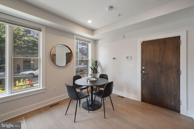 Foto del edificio - 703 Newton Pl NW