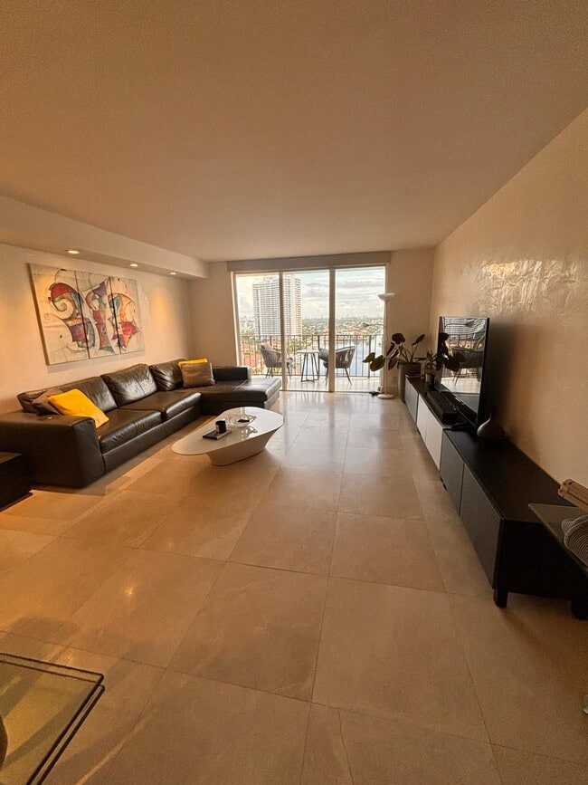 Foto del edificio - 3675 N Country Club Dr