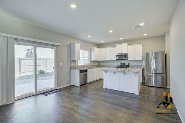 Foto del edificio - 6048 Emerald Park Ln