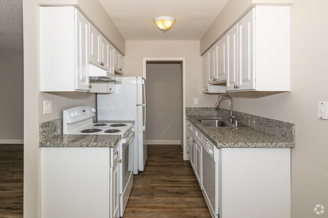 1BR, 1BA - 606SF -Kitchen - Heatherwood Apartments