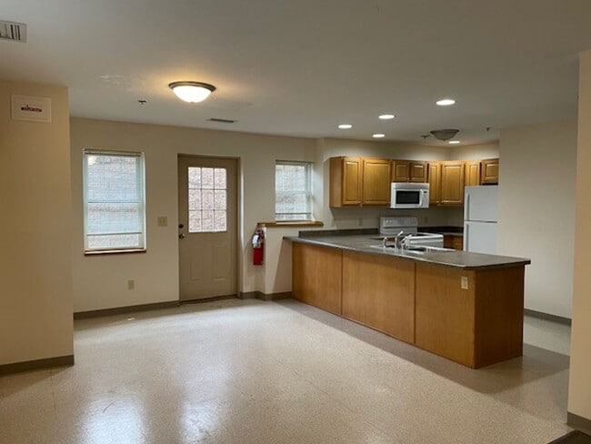 Building Photo - lcm325