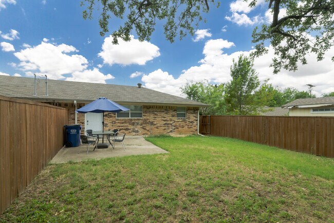 Building Photo - 1704 Kynette Dr