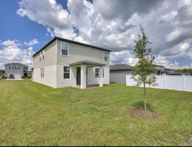 Foto del edificio - 4/2.5 with fenced yard