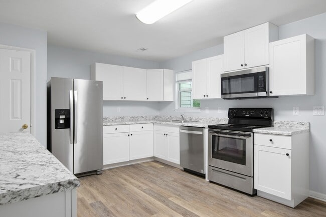 Foto del edificio - 4 Bed/2 1/2 Bathroom On Bus Line Undergrads Pets