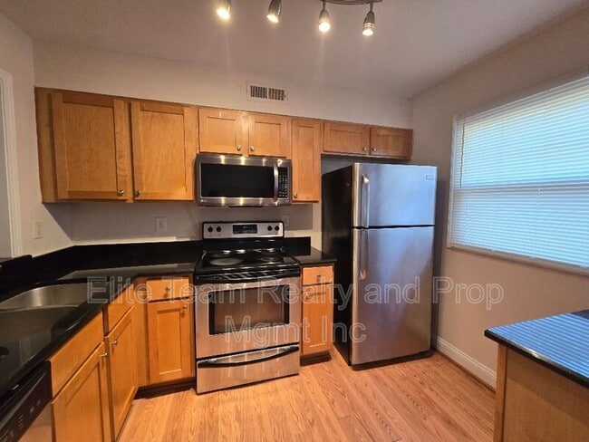 Building Photo - 1207 Green Oaks Ln