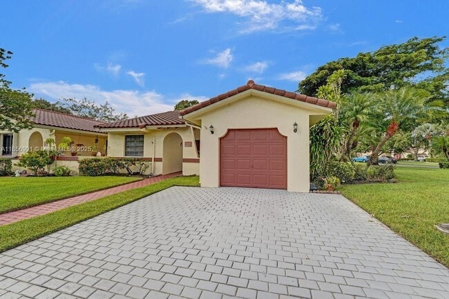 Building Photo - 9540 Sevilla Ln