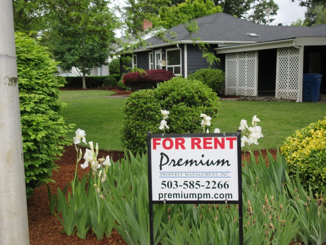 Primary Photo - Three Bedroom Home in Keizer on corner lot