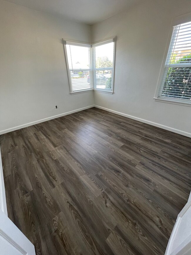 Building Photo - ONE BEDROOM REMODEL UNITS