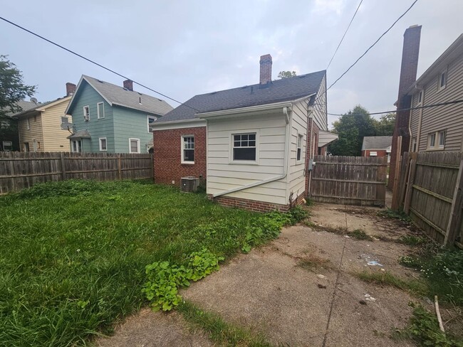 Building Photo - 1440 E 221st St