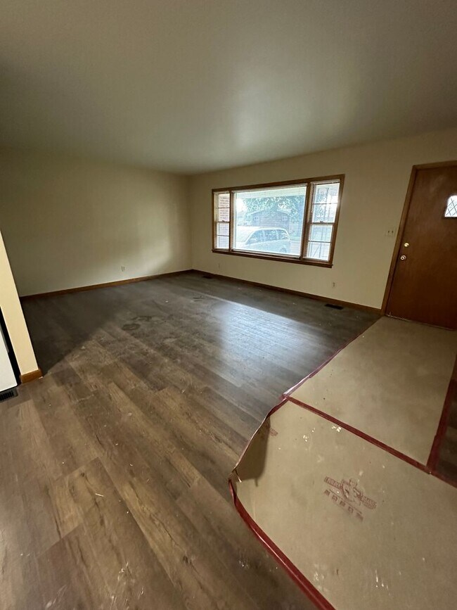 Building Photo - 3 Bedroom, 1.5 Bathroom House