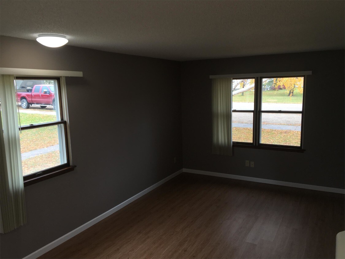 Building Photo - 512 2nd St NW