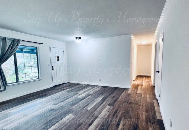 Building Photo - Newly Updated 3 Bedroom 2 Bathroom Home in...