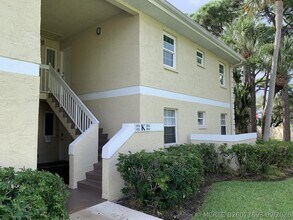 Building Photo - 1544 SE Royal Green Cir