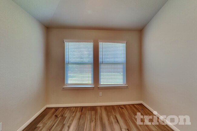 Foto del edificio - 13658 Paxton Blvd