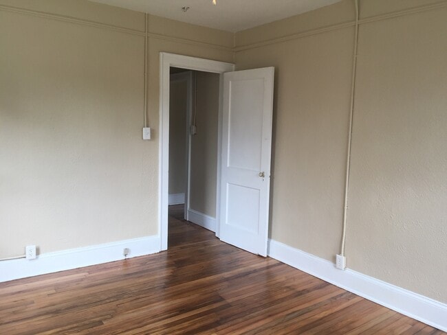 Building Photo - 1400- B Summit Ave