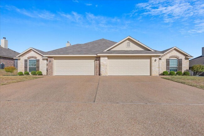 Foto del edificio - 3BR / 2BA Duplex in Hewitt, Texas | Midway ISD