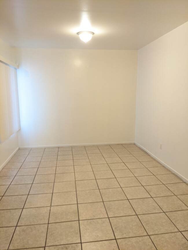 Building Photo - 330 E Dryden St