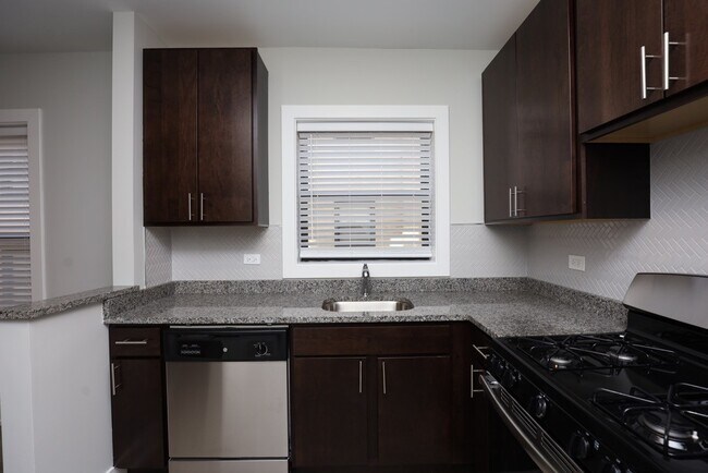 Foto del edificio - 708 W Brompton Ave