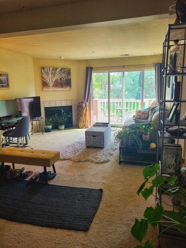 Foto del edificio - 4945 Twin Lakes Rd