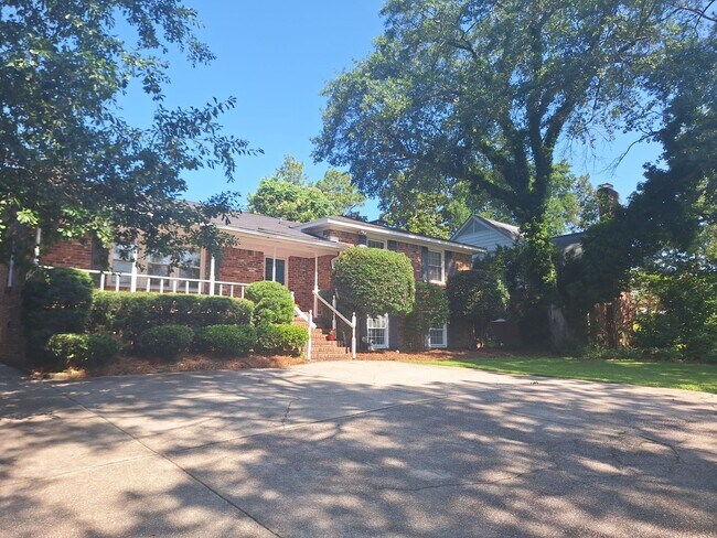 Foto del edificio - Magnificent Four Bedroom Home - Minutes Away from Numerous Attractions!