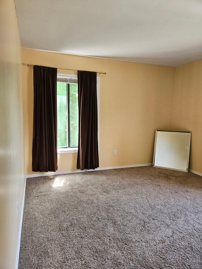 Building Photo - 95 -2B Woodsedge Dr
