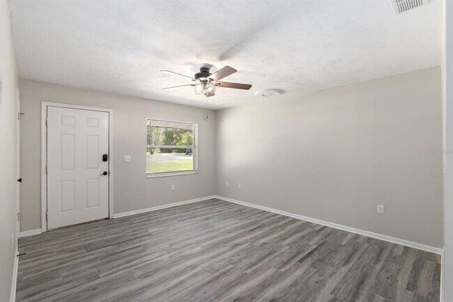 Building Photo - 605 NW 9th Cir