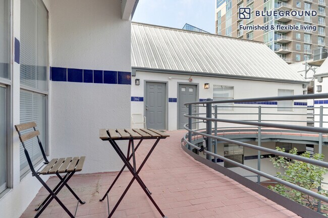 Foto del edificio - 301 E 4th St
