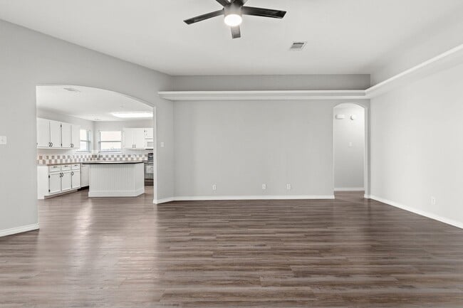 Building Photo - 4 Bedroom 2 Bath close to Fort Hood