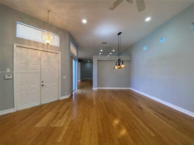 Foto del edificio - 14910 Bel Aire Dr